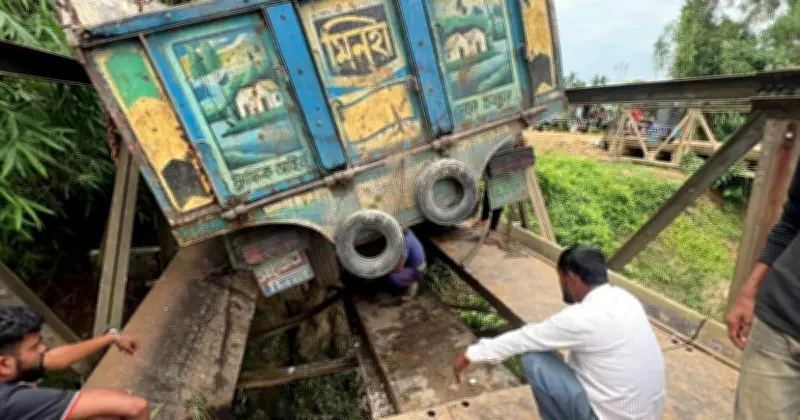 লংগদুর সাথে খাগড়াছড়ির যোগাযোগ বিচ্ছিন্ন, বেইলি সেতু ধসে ট্রাক আটকা