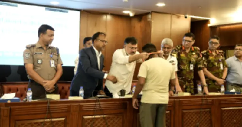 ঢাকায় ফুটপাত দখলমুক্ত করতে হকার পুনর্বাসনে ডিজিটাল আইডি কার্ড বিতরণ