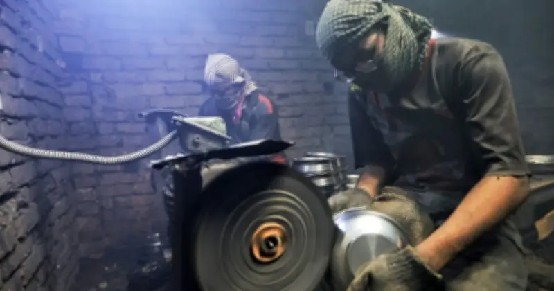 অনানুষ্ঠানিক খাতের শ্রমিকরা আইনি সুরক্ষার বাইরে: মে দিবসের বাস্তবতা