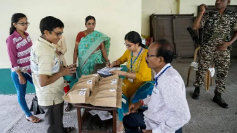 পশ্চিমবঙ্গ বুথফেরত জরিপে বিভক্ত চিত্র, অ্যাক্সিস মাই ইন্ডিয়া নীরব