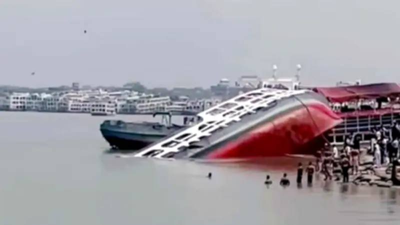 বরিশালে লঞ্চ ডুবি, উদ্ধার অভিযান চলছে; বাগেরহাট-২ আসনের ব্যালট হেফাজত নির্দেশ