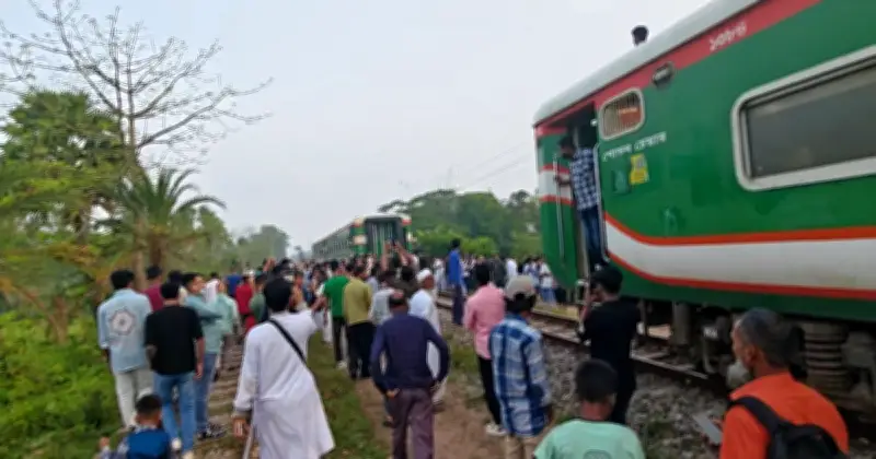 কুমিল্লার নাঙ্গলকোটে উদয়ন এক্সপ্রেসের তিন বগি বিচ্ছিন্ন, বড় দুর্ঘটনা এড়ানো গেছে