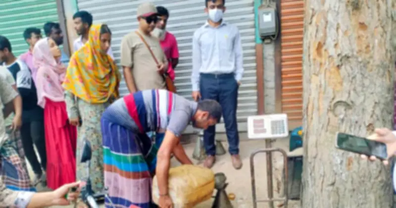 ফরিদপুরে অবৈধ পেট্রল মজুত ও অতিরিক্ত দামে বিক্রির অভিযানে ব্যবসায়ীর ২০ হাজার টাকা জরিমানা