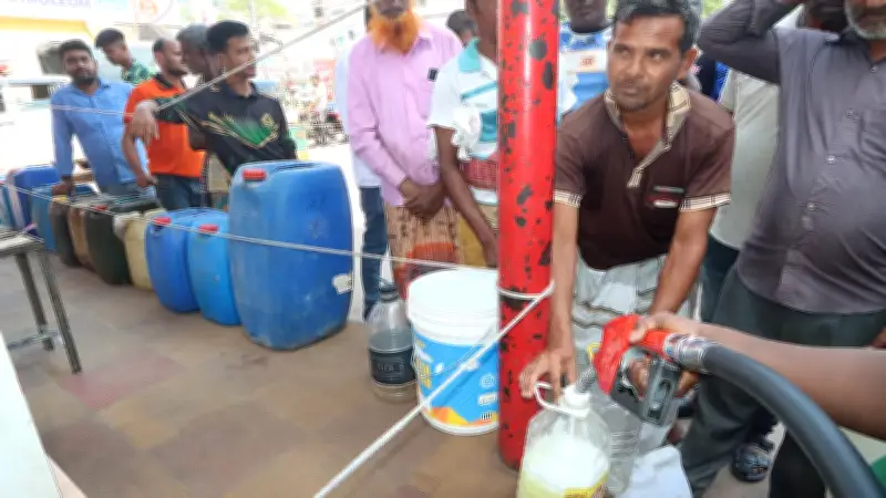 মধ্যপ্রাচ্য যুদ্ধে জ্বালানি সংকট: বাংলাদেশে ডিজেলের দীর্ঘ সারি ও অনলাইন ক্লাসের উদ্বেগ