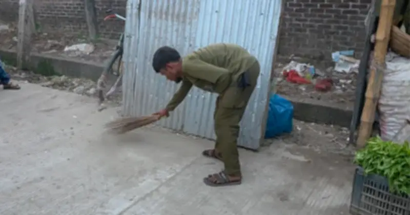 ঠাকুরগাঁওয়ে সাইকেল চুরির অভিযোগে যুবকের ব্যতিক্রমী শাস্তি: রাস্তা ঝাড়ু দিয়ে পরিষ্কার