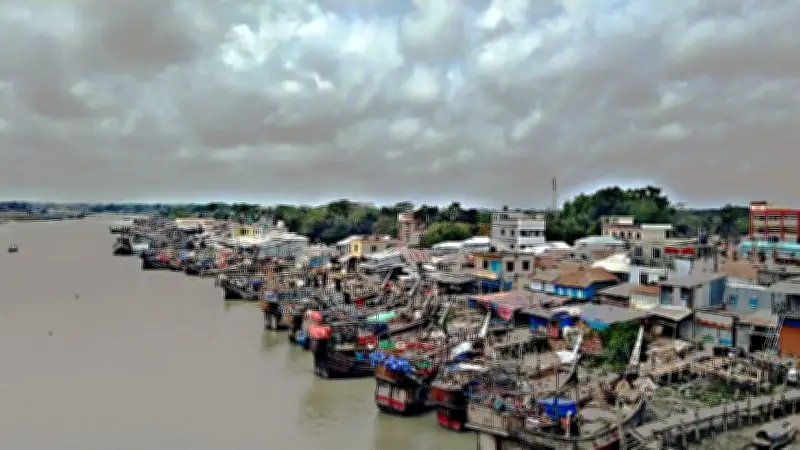 বৈশ্বিক সংকট ও রাজনৈতিক উত্তেজনায় বাংলাদেশের প্রতিদিনের খবর