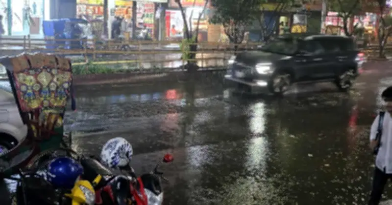 ঢাকায় মুষলধারে বৃষ্টি ও শিলাবৃষ্টিতে নগরবাসীর ভোগান্তি