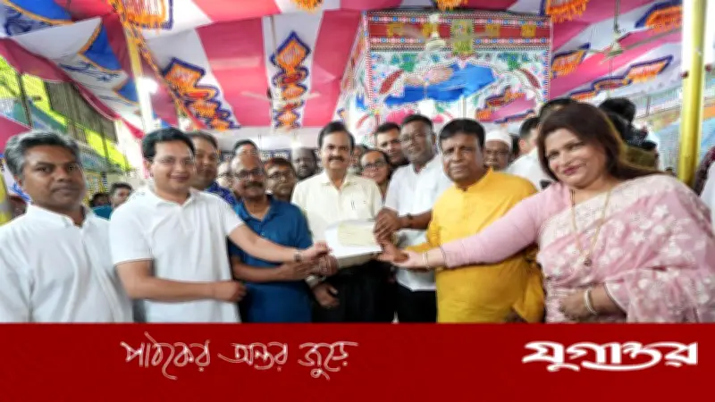 প্রধানমন্ত্রীর পক্ষ থেকে ঢাকা-১৭ আসনের চার মন্দিরে আর্থিক সহায়তা প্রদান