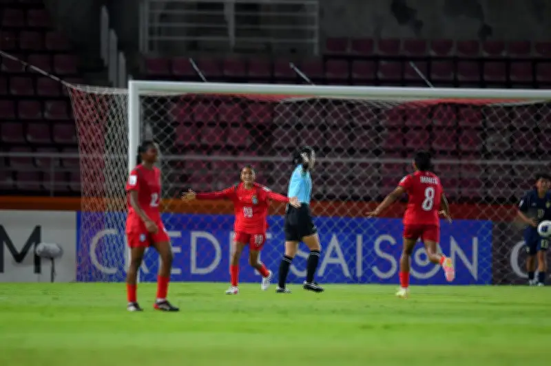 বাংলাদেশ অনূর্ধ্ব-২০ নারী দলের হৃদয়বিদারক হার: থাইল্যান্ডের কাছে ৩-২ ব্যবধানে পরাজয়