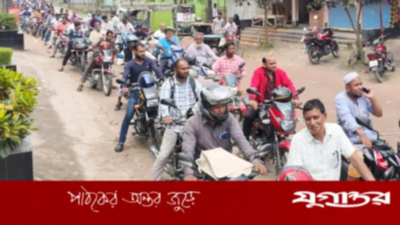 চিলমারীতে জ্বালানি তেল সংকটে দীর্ঘ লাইন, প্রধান সড়কে যানজটের দুরবস্থা