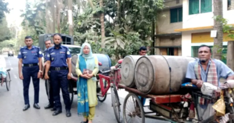 বরিশালে অবৈধ ডিজেল মজুদ: ব্যবসায়ীর ১৫ হাজার টাকা জরিমানা, ৫৮০ লিটার জব্দ