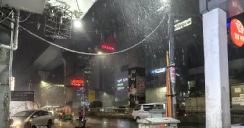 ঢাকায় কালবৈশাখীর তাণ্ডব: বৃষ্টি, বজ্রপাত ও শিলাবৃষ্টিতে বিপর্যস্ত নগরজীবন