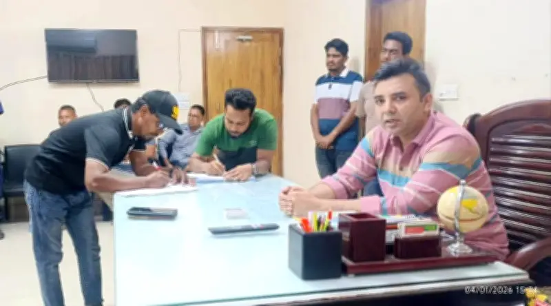 কুমিল্লায় দুই সাংবাদিকের হাতে হাতকড়া পরানোর ঘটনায় তীব্র নিন্দা, মুচলেকা নিয়ে ছাড়া