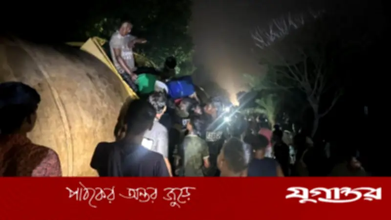 মাধবপুরে তেলবাহী ট্রেন লাইনচ্যুত, তেল লুটপাটে স্থানীয়দের ব্যাপক ভিড়