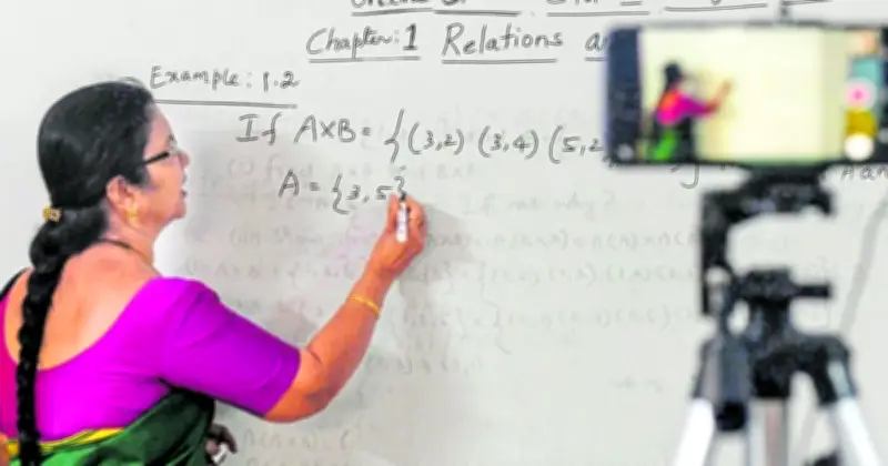 জ্বালানি সংকট মোকাবিলায় ফিরছে অনলাইন ক্লাস: মিশ্র পদ্ধতির প্রস্তাব চূড়ান্তের অপেক্ষায়