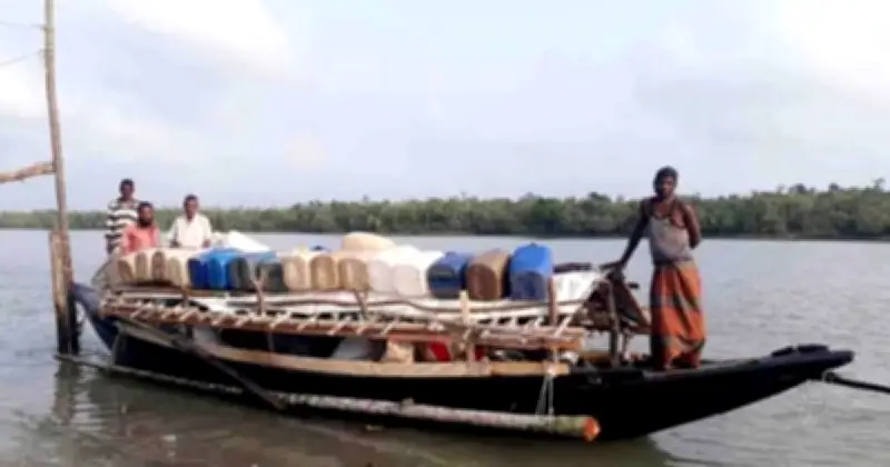 ডিজেল সংকটে জেলেদের মাছ শিকার বন্ধ, সুন্দরবনঘেঁষা পল্লিতে অস্থিরতা