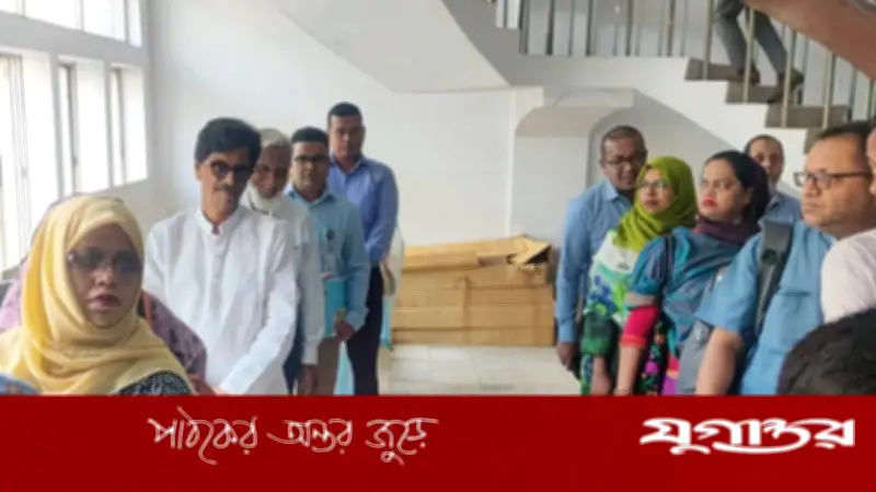 সচিবালয়ে লিফটের লাইনে দাঁড়ালেন মন্ত্রী, প্রশংসায় ভাসছেন আমিন উর রশিদ