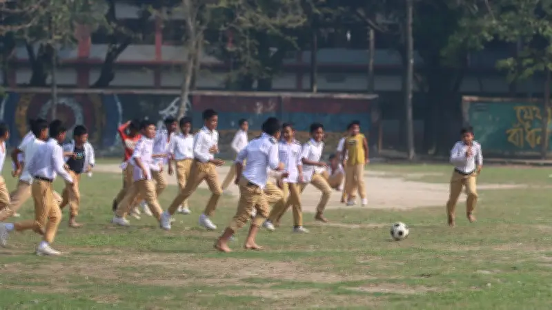 বাংলাদেশের প্রান্তিক জীবনের একঝলক: ফুল, ফুটবল থেকে ফুড সাইকেল পর্যন্ত