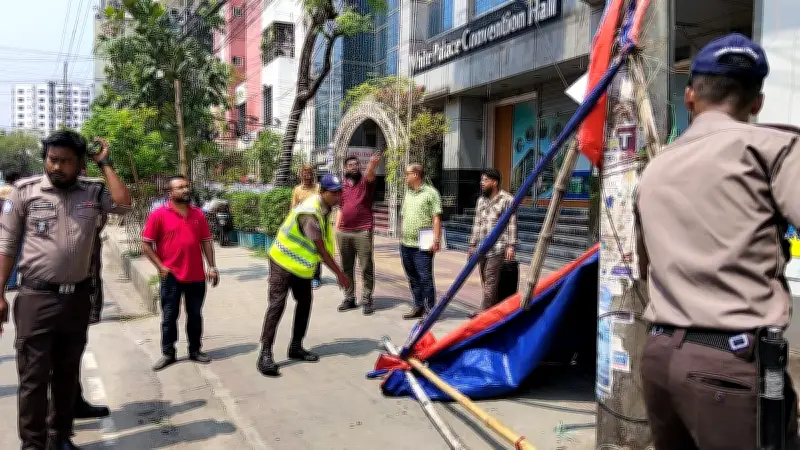 শ্যামলী রিং রোডে পুলিশের অবৈধ দোকান উচ্ছেদ অভিযান, জরিমানা ও মামলা