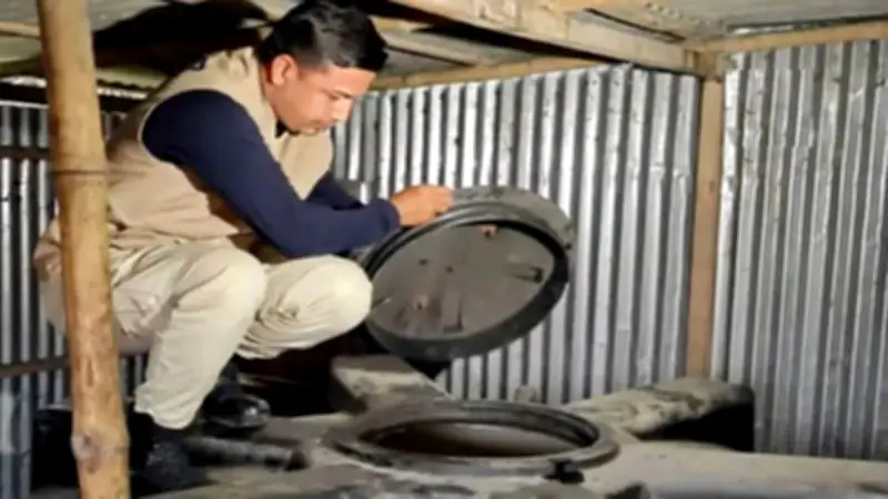 জ্বালানি সংকটের আশঙ্কা ও নিরাপত্তা শঙ্কায় জবি শিক্ষার্থীদের হেলমেট পরীক্ষা