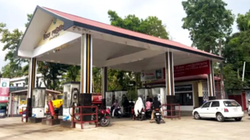 সিলেটে পেট্রোল পাম্প ও সিএনজি স্টেশন ধর্মঘট প্রত্যাহার, জবি শিক্ষার্থীদের হেলমেট পরা পরীক্ষা