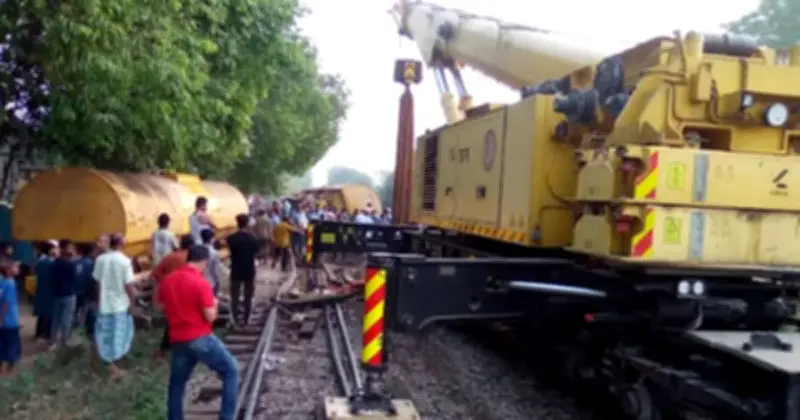 হবিগঞ্জে তেলবাহী ট্রেন লাইনচ্যুত: ১৫ ঘণ্টা পরও সিলেটের রেল যোগাযোগ বন্ধ