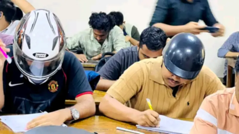 নিরাপত্তাহীনতার প্রতিবাদে হেলমেট পরে ক্লাসে জগন্নাথ বিশ্ববিদ্যালয়ের দুই শিক্ষার্থী