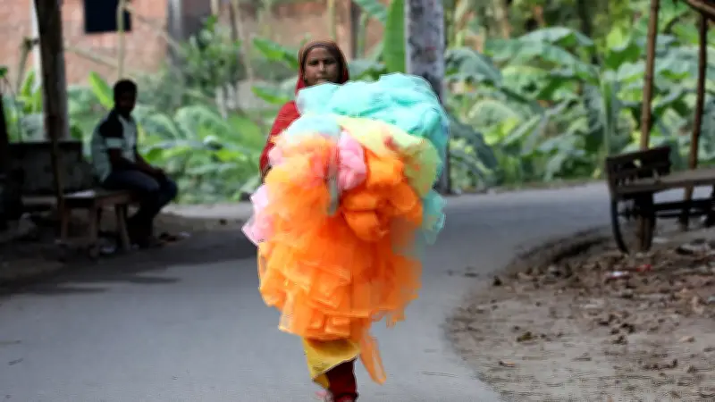 বাড়িতে মশারি তৈরি করে নারীরা আয় করছেন ৪০০-৫০০ টাকা, দেশজুড়ে বিক্রি হচ্ছে