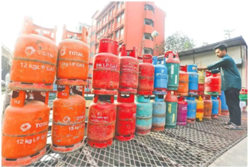 এপ্রিলে এলপিজির দাম বেড়েছে প্রতি কেজিতে ৩২ টাকা ৩০ পয়সা, ১২ কেজি সিলিন্ডার ১৭২৮ টাকা