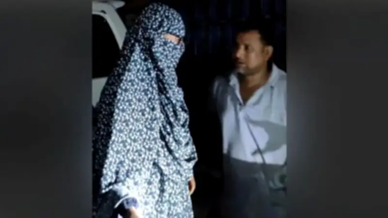 বোরকা পরে তেল নিতে গিয়ে ধরা যুবক, জুলাই হত্যা মামলায় গ্রেফতার দেখানো সুব্রত বাইনের মেয়ে