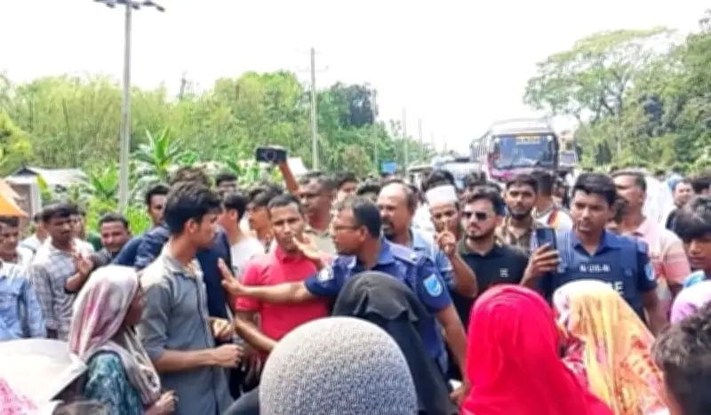 নরসিংদীতে কৃষকের গ্রেপ্তারের প্রতিবাদে ঢাকা-সিলেট মহাসড়ক অবরোধ, তীব্র যানজট