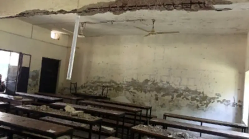 লক্ষ্মীপুরের বিদ্যালয়ে ছাদের পলেস্তরা খসে পড়ে তিন শিক্ষার্থী আহত, আতঙ্কে কান্না