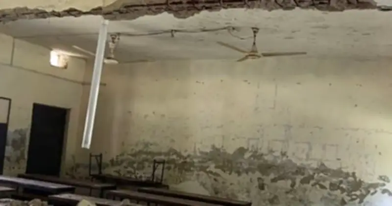 লক্ষ্মীপুরের বিদ্যালয়ে ছাদের পলেস্তারা খসে তিন শিক্ষার্থী আহত, আতঙ্কে কান্না