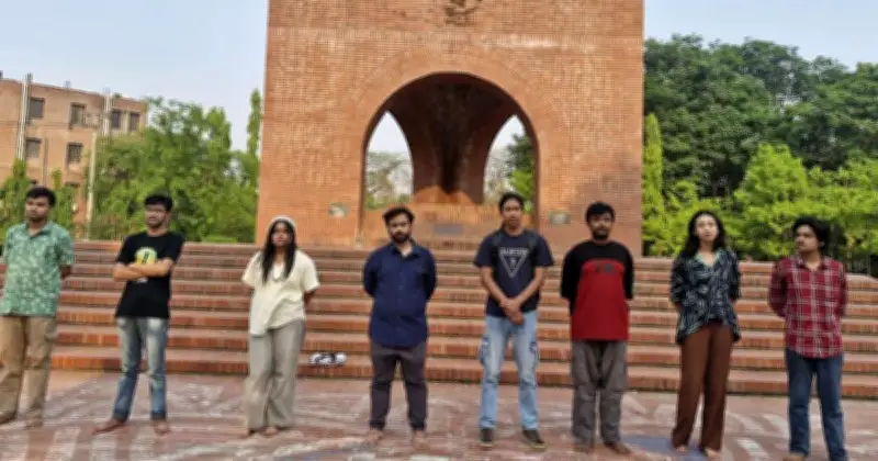 জ্বালানি সংকটে অনলাইন ক্লাসের সিদ্ধান্তের প্রতিবাদে জাহাঙ্গীরনগর বিশ্ববিদ্যালয়ে মানববন্ধন