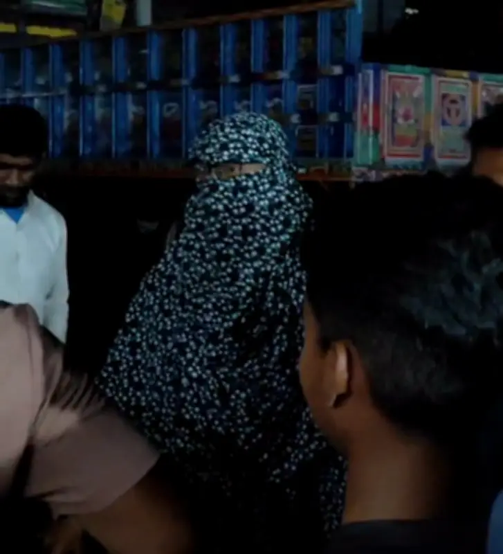 বোরকা পরে তেল নিতে এসে ধরা পড়লেন যুবক, নওগাঁর ফিলিং স্টেশনে উত্তেজনা