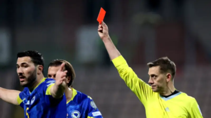 বিশ্বকাপ বাছাইয়ে ইতালির বিদায়: বাস্তোনির লাল কার্ড ও সামাজিক যোগাযোগমাধ্যমে আক্রমণ