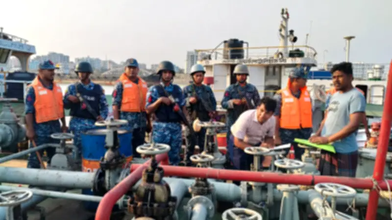 চট্টগ্রামের কর্ণফুলী নদীতে ট্যাংকার থেকে ৩৭ হাজার লিটার ডিজেল জব্দ