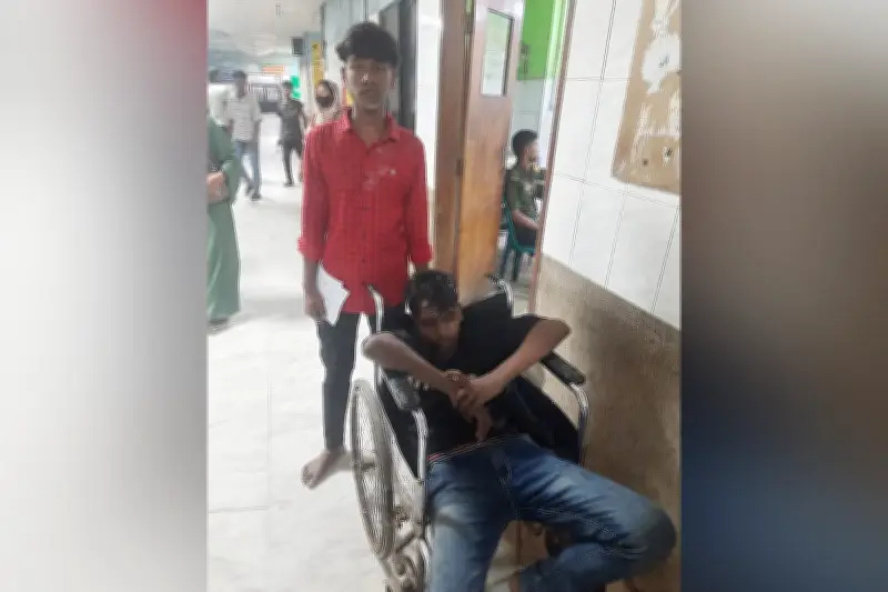 ট্রেনের ছাদ থেকে দুই কিশোরকে ফেলে দিল ছিনতাইকারী, আহত অবস্থায় হাসপাতালে