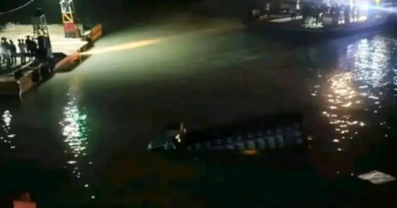 চট্টগ্রামের কালুরঘাটে ফেরিঘাটে ট্রাক কর্ণফুলী নদীতে ডুবে গেছে, চালক গুরুতর আহত