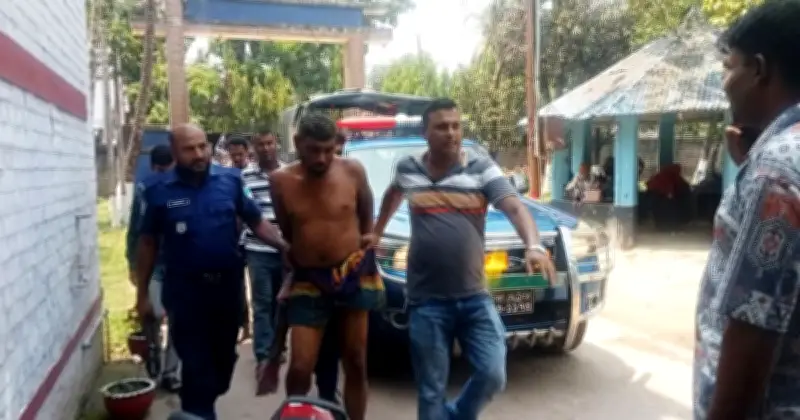 জেসসোরে গ্রামবাসীর হাতে পুলিশের হাত থেকে আসামি ছিনতাই, তিন পুলিশ আহত