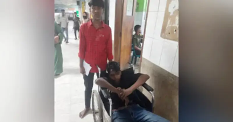 তেজগাঁওয়ে ট্রেনের ছাদ থেকে দুই কিশোরকে ফেলে দিল ছিনতাইকারীরা, টাকা-মোবাইল ছিনিয়ে নেওয়া