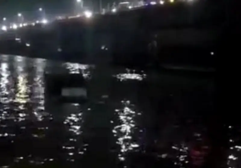 চট্টগ্রামের কালুরঘাটে ফেরিতে ওঠার সময় ট্রাক কর্ণফুলী নদীতে পড়ে, চালক আহত