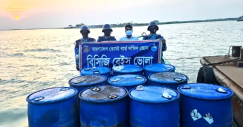 ভোলায় কোস্ট গার্ডের অভিযানে ২ হাজার লিটার অবৈধ জ্বালানি তেল জব্দ, দুই চোরাকারবারি আটক