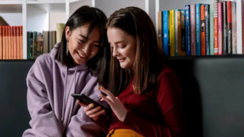 জেন-জেড প্রজন্মের আবেগ প্রকাশে কান্নার ইমোজির ব্যবহার: একটি ভাষাগত পরিবর্তনের প্রতিফলন