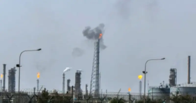 ইরানের হামলায় সংযুক্ত আরব আমিরাত ও কুয়েতের জ্বালানি স্থাপনা ক্ষতিগ্রস্ত