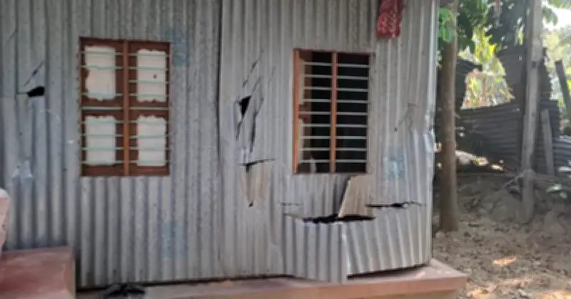 মাদারীপুরে দুই গ্রুপের সংঘর্ষে ২০টি বাড়ি-দোকান ভাঙচুর, ৫ জন আহত