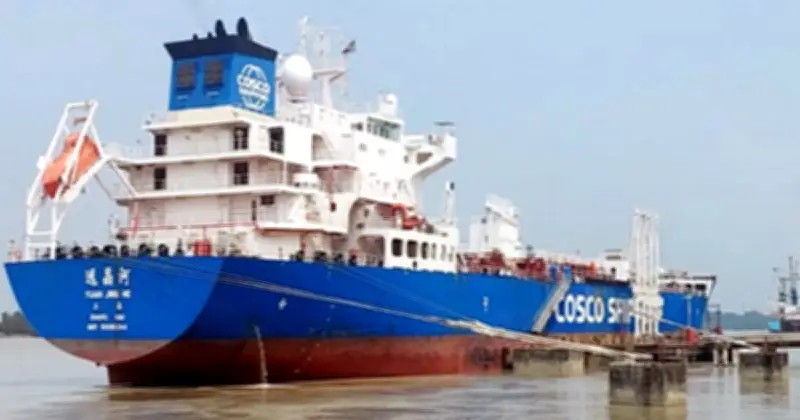 চট্টগ্রাম বন্দরে ডিজেল ও জ্বালানি তেলবাহী ট্যাংকার নোঙর করেছে