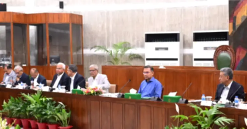 সরকারি যানবাহনে জ্বালানি খরচ ৩০% কমানোর সিদ্ধান্ত, প্রধানমন্ত্রী-মন্ত্রীদের গাড়িও অন্তর্ভুক্ত