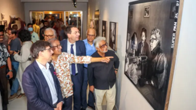 কবি আল মাহমুদ ও শামসুর রাহমানের দুর্লভ মুহূর্তের আলোকচিত্র প্রদর্শনী শুরু