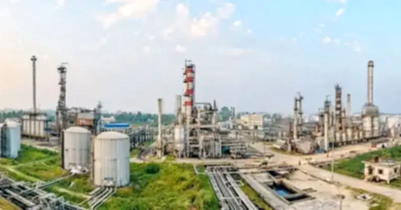 বিশ্ব সংঘাতে বিপাকে ইস্টার্ন রিফাইনারি, অস্থায়ী বন্ধের ঝুঁকিতে দেশের একমাত্র তেল শোধনাগার